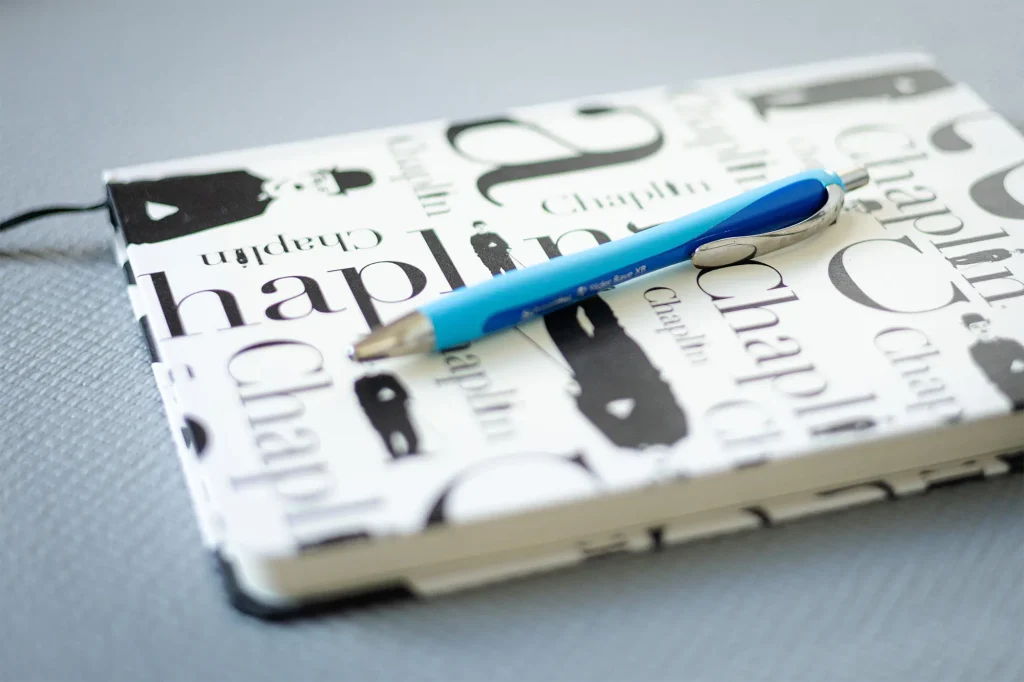 Notizbuch und Stift für Reflexion und Atemwissen bei PNflow